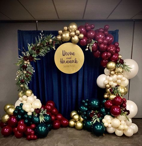 Sangria Balloon Garland, Christmas Balloon Hoop, Green Christmas Party Decor, Christmas Balloon Backdrop Ideas, Wedding Balloon Garland, Christmas Balloon Arch, Gold And Silver Christmas, Classy Christmas Party, Balloon Displays