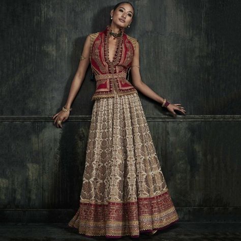 Kuva: Tarun Tahiliani. Tarun Tahiliani Anarkali, Designer Dress Indian, Tarun Tahiliani Bridal, Lengha Dress, Sari Style, Designer Bridal Lehenga Choli, Formal Fashion, Lehenga Style, Bridal Lehengas