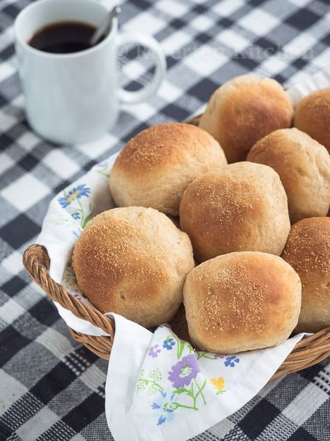 Soft and fluffy Brown Pandesal made of bread flour and wholemeal flour with an option to add flaxseed meal. It's nicely chewy with a touch of sweet. Pandesal Recipe, Pork Liver, Healthy Bread, Bread Serving, How To Make Brown, Cupcakes Recipe, Multigrain, Filipino Recipes, Instant Yeast