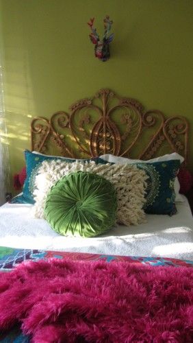 Diy House Remodel, Boho Green Bedroom, Boho Eclectic Bedroom, Mehndi Hand, Green Bedroom Walls, Green Headboard, Bohemian Style Decor, Bedroom Redesign, Headboard Bed