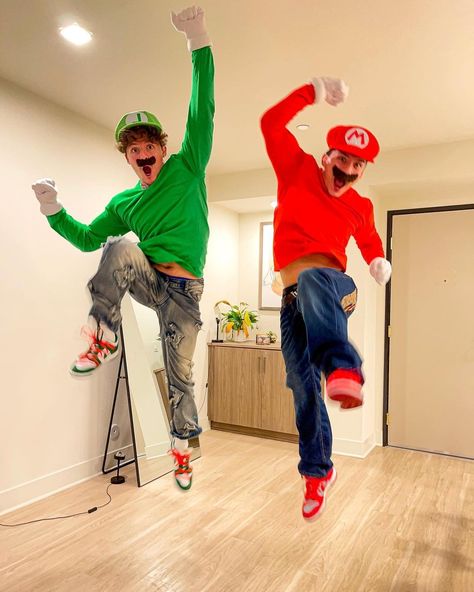 Halloween Outfit Ideas Couples, Cute Male Halloween Costumes, Mario Costume Men, Duo Halloween Costumes Male And Female, Solo Guy Halloween Costume, 2 Man Halloween Costume, Male Duo Costumes, Easy Boy Costumes, Guys Halloween Costumes College