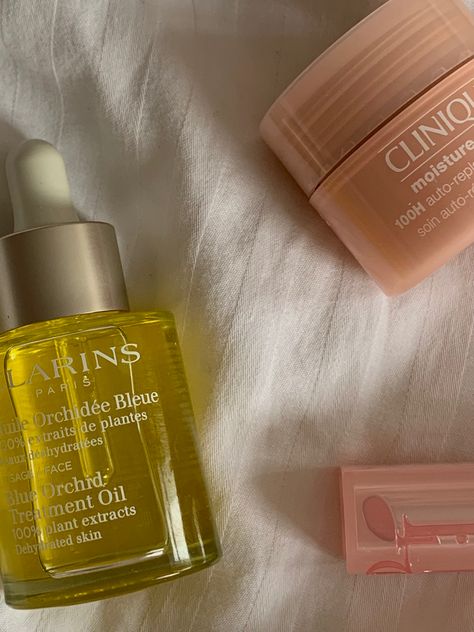 Clarins Skincare Aesthetic, Clinique Aesthetic, Story Words, Clarins Skincare, Selfcare Routine, Dior Lipstick, Beauty Stuff, Clean Girl, Beauty Bar