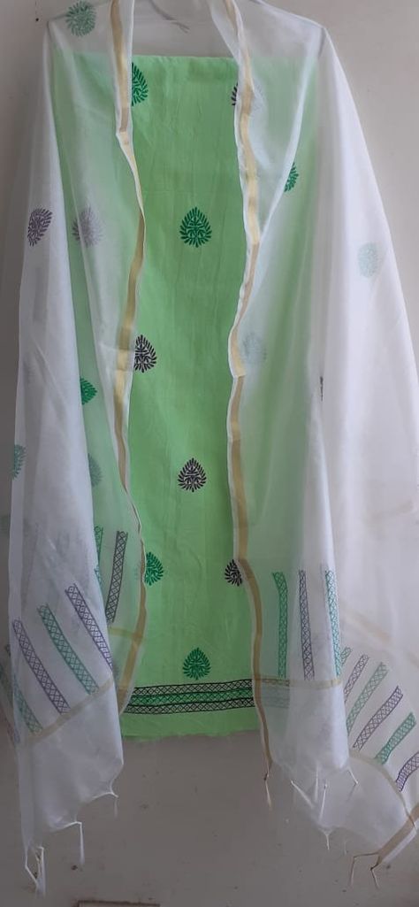 Block Printed Dupatta and kurta #nayaabkala#block#printing#designs#dupatta. CAN BE CUSTOMIZED Block Print Dupatta Handmade, Block Printing Dupatta Designs, Block Print Dupatta Designs, Block Printed Dupatta, Block Printing Designs, Dupatta Designs, Block Painting, Stencil Printing, Printed Dupatta