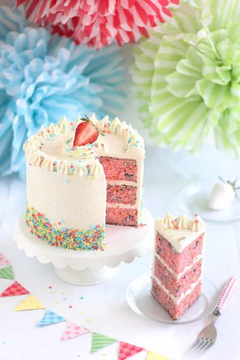 Strawberry Confetti Cake and Vanilla From Tahiti Giveaway! | Sprinkle Bakes Confetti Cake Recipe, Confetti Cake Recipes, Confetti Cake, Oreo Pops, Gateaux Cake, Strawberry Cakes, Party Desserts, Love Cake, Cake Inspiration