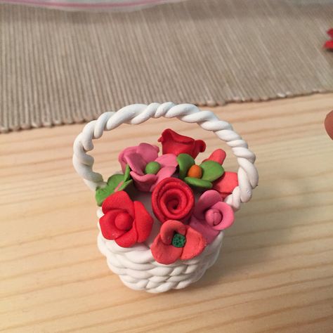 Polymer clay basket..super easy and super cuteee!!! Clay Basket, Art Bread, Flower Bucket, Small Basket, Cute Love Wallpapers, Clay Flower, Cute Fruit, Polymer Clay Flowers, Clay Flowers