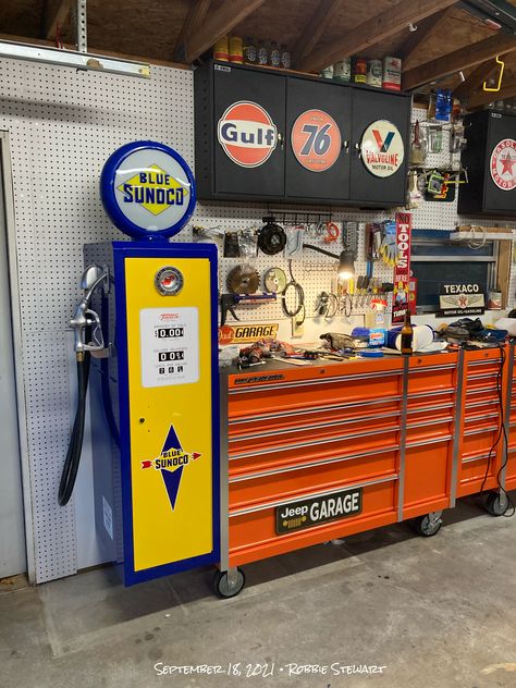 US General Tool Locker, imaged into a Sunoco gas pump. US General Tool Locker Harbor Freight tool box ideas Gas Pump Diy, Harbor Freight Tool Box Ideas, Harbor Freight Tool Box, Tool Box Ideas, Jeep Garage, Organization Garage, Garage Workbench Plans, Garage Workbench, Man Garage