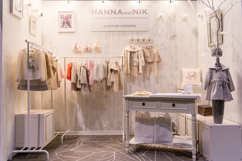 Fashion Bazaar Booth, Exhibition Booth Design Clothing, Exhibition Stall Design For Clothes, Vintage Clothing Market Stall, Clothing Booth Display Ideas, Baby Shop Interior Design Kids Store, Baby Boutique Display, Clothing Booth Display, Booth Design Exhibition