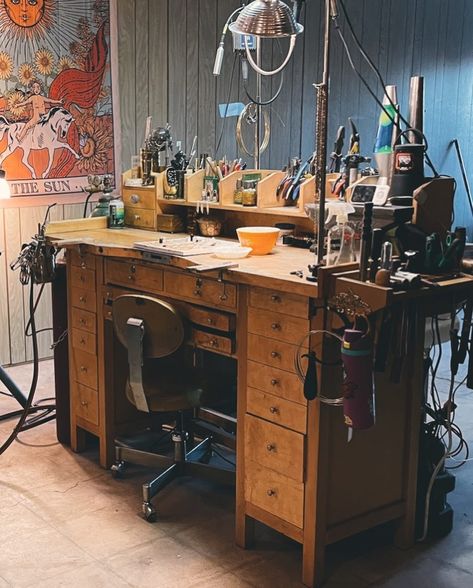 What my bench usually looks like vs how I would like it to be when I’m working🤣 I spend most of my time working looking for that tool I just had in my hand. #silversmith#workbench#metalsmithproblems Vintage Work Bench, Jewelers Bench Organization, Jewelry Workbench, Silversmithing Studio, Silversmith Studio, Jeweler Bench, Jewelry Studio Organization, Jewelers Workbench, Jewelry Desk