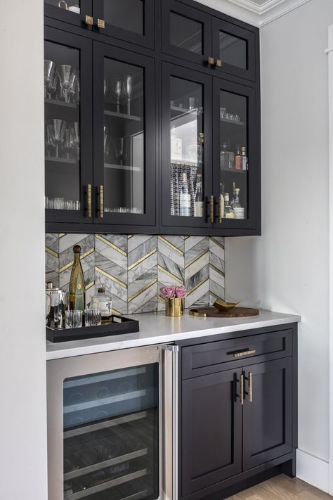 Black, white and gold Butler's Pantry by A-List Interiors - Lookbook - Dering Hall Tan And Black House Interior, Butlers Pantry With Wine Rack, Home Bar With Cabinets, Modern Open Concept Kitchen Living Room, Butlers Pantry Bar, Office Morale, Basement Finish, Kitchen 2023, Home Wet Bar