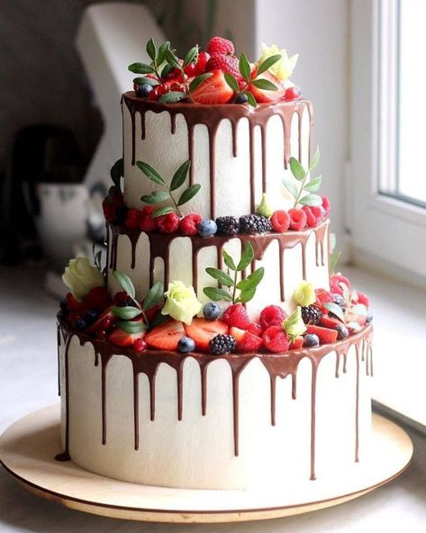 berry chocolate drip wedding cake ideas Dreamy Cake, Berry Wedding Cake, Cake With Fruit, Kale Pasta, Berry Wedding, Summer Wedding Cakes, 3 Tier Wedding Cakes, Floral Wedding Cakes, Wedding Cake Flavors