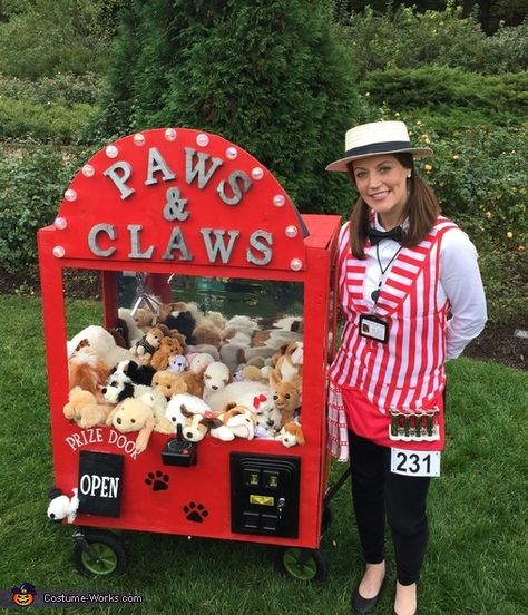 Sarah: Abigail Ferry, the most spoiled dog in the world, is wearing a Paws & Claws Crane Machine costume that her mom and dad made. Her mom heard about a pet... Pet Parade Ideas, Stroller Halloween Costumes, Stroller Costume, Halloween Carnival Games, Pugs In Costume, Dog Parade, Spoiled Pets, Halloween Costumes 2016, Pet Parade