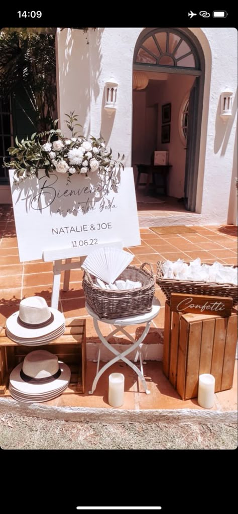 Confetti Table Wedding, Wedding Corner Decor, Wedding Corner Decoration, Welcome Wedding Table, Photo Corner Wedding, Confetti Station, Andalusian Wedding, Welcome Table Wedding, White Welcome Sign