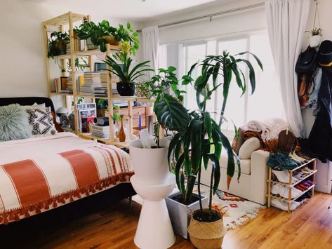 Eclectic Studio Apartment, Celebrity Apartments, Eclectic Studio, Small Studio Apartment Decorating, Tiny Studio Apartments, Studio Apartment Living, Space Apartments, Studio Apt, Small Studio Apartment