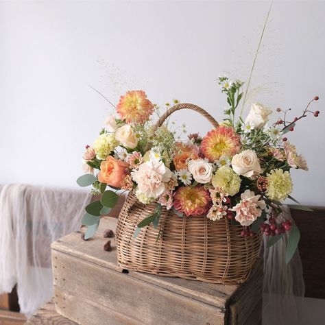 Flowers In Picnic Basket, Picnic Floral Arrangements, Picnic Flower Arrangements, Flower Basket Centerpiece Wedding, Flower Picking Basket, Picnic Basket Floral Arrangements, Picnic Basket Flower Arrangement, Basket Bouquet Wedding, Picnic Basket Flowers