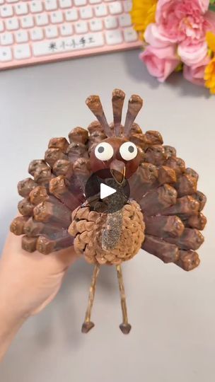 Crafts To Gift, Pine Cone Craft, Pinecone Turkey, Diy Quilted Christmas Ornaments, Pinecone Art, Peacock Crafts, Twig Crafts, Thanksgiving Turkey Craft, Easy Thanksgiving Crafts