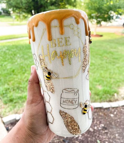 @jojoandbellaSVG posted to Instagram: Isn't this tumbler gorgeous 💕such a cute design 👏🌼 see link in bio https://www.etsy.com/listing/1042602427/bee-tumbler-honeybee-tumbler-beekeeper? #tumbler #tumblerdesign #tumblergirl #cricut #cricutjoy #cricutmade #cricutmaker #cricutcrafts #cricutexploreair2 #cricutexplore #cricutprojects #cricutdesignspace #cricutcrafting #diymom #craftmom #craftinspiration #vinylcraft #htv #diyhomeprojects #cricutlife #craftideas #cameosilhouet Cute Tumbler Cups Design, Drip Tumbler Cups, Tumblr Designs Cup, Cute Tumbler Cups, Bee Cup, Bee Tumbler, Tumblr Cup, Tumbler Cups Personalized, Bee Designs