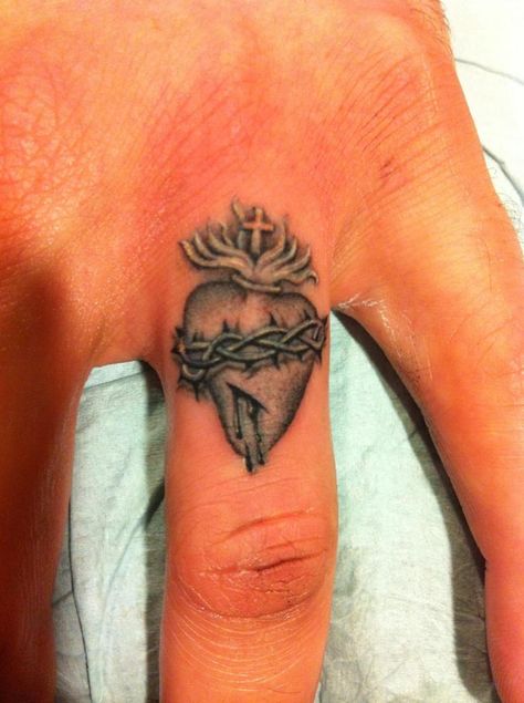 Finger tattoo by Mike Jupp at Simms Ink Studio Napa Heart Finger Tattoo, Heart Tattoo On Finger, Knuckle Tattoos, Finger Tattoo, Body Modifications, Skin Art, Mini Heart, Minimal Tattoo, Fine Line