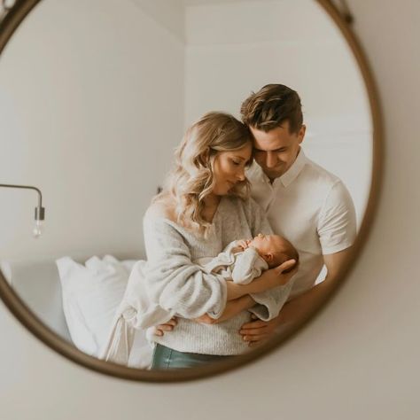 Newborn Photo Shoot Nursery, Classic Newborn Family Photos, Photography Poses Newborn, Lifestyle Newborn Photography Living Room, Neutral Color Newborn Photography, Newborn Mirror Photography, Outfit For Newborn Pictures Family, Studio Newborn Lifestyle, Newborn Pictures Mom Outfit