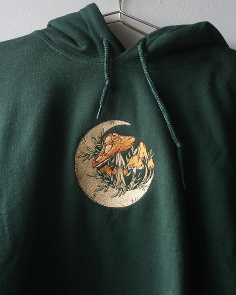 Forest Embroidered Hoodie - Men's / Women's Mushroom Fleece Pullover Winter Sweatshirt - Gifts for Her / for Him - Cottagecore - Indie Boho Forest Outfit Ideas, Hoodie Design Inspiration, Hoodie Colors, Hoodie Art, Hippie Gifts, Indie Cottagecore, Cottagecore Indie, Embroidery Hoodie, Cozy Hoodie