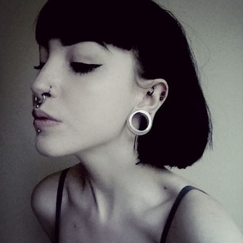 goth girl Goth Ear Piercings, Girls With Gauges, Small Stretched Ears, Ear Guages, Goth Piercings, Goth Bands, Piercing Inspo, Stretched Lobes, Goth Girl