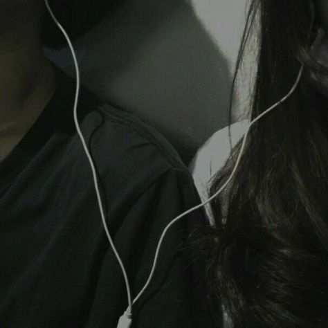 Sharing Earphones Couple, Sharing Earphones Aesthetic, Sharing Earphones, Couple Black And White Aesthetic, Unrequited Crush, Silent Love, Music Together, Couple Black, Listening Music