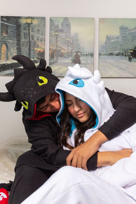 ARRIVE FOR HALLOWEEN  Pajama de toothless Kigurumi de chimuelo, all sizes for  adult, big sizes Button closure *DETAILS: Our pajamas kigurumis/onesies is adorable and eye-catching , designs all feature a hood with face like the character, and ears for full effect. Matching tails and details designs help complete your ultimate cosplay stile.  *MATERIALS: For the better comfort and fun, these materials are soft to the touch and will keep you warm during those cold winter months and and comfortable in air conditioning, The button up closure allows you to quickly get dressed while the loose fit gives you the flexibility to easily wear over your clothes. *CONFORT: Loose fitting pattern allow you the flexibility of movement while maintaining style and comfort. The fun and colorful designs will m Matching Onesies, Cute Couples Costumes, Matching Family Christmas Pajamas, Pretty Halloween Costumes, Duo Halloween Costumes, Couples Halloween Outfits, Cute Couple Halloween Costumes, Matching Costumes, Halloween Pajamas