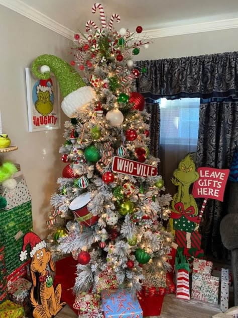 Dr Suess Christmas Tree, Grinchmas Tree, Kily Jenner, Grinch Tree, Grinch Stuff, Tree Decoration Ideas, Christmas Tree Inspo, Grinch Trees, Grinch Christmas Party