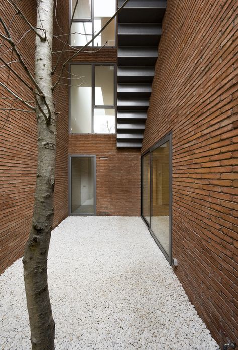 Gallery of 13 Stunning Inner Courtyards - 15 Masonry Architecture, Backyard Architecture, Faux Brick Wall Panels, Brick Wall Paneling, Modern Courtyard, Brick Detail, Faux Brick Walls, Brick Architecture, Patio Interior