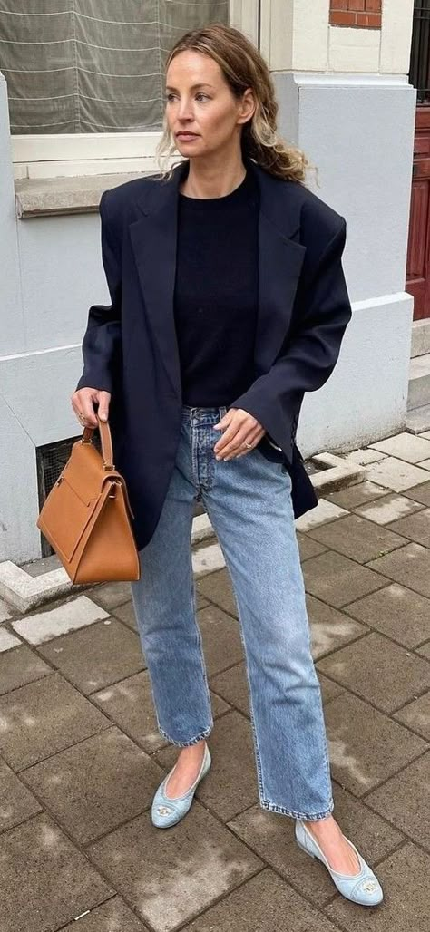 Navy Blue Oversized Blazer Outfit, Navy Blazer Street Style, Navy Jacket Outfit Winter, Oversized Navy Blazer Outfit, Navy Blazer Outfit Women Casual, Navy Blue Blazer Outfits For Women, Blue Loafers Outfit Women, Fedora Outfits Women, Navy Blazer Outfit Women Work