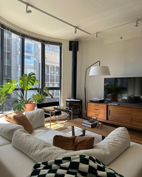 Apartment Classic Design, Small New York Living Room, Nyc Small Living Room, Modern Artsy Interior Design, Modern City Living Room, Colorado Apartment Aesthetic, Modern Eclectic Apartment, Color Apartment, College Apartment Aesthetic