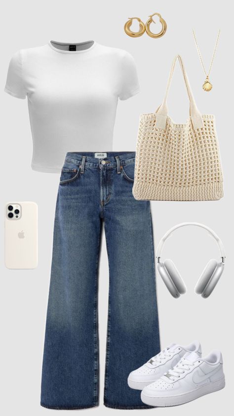 Casual Chic outfit inspo : White T-shirt, jeans, tote bag, white sneakers, Apple headphones, gold accessories. Effortless style and comfort. 🌟✨ Trendy and cute fashion Classic Chic Outfits, Jeans Tote Bag, Casual Brunch Outfit, Apple Headphones, Timeless Fashion Pieces, Top And Jeans, Casual Chic Outfit, Chic Outfit, Classic Chic