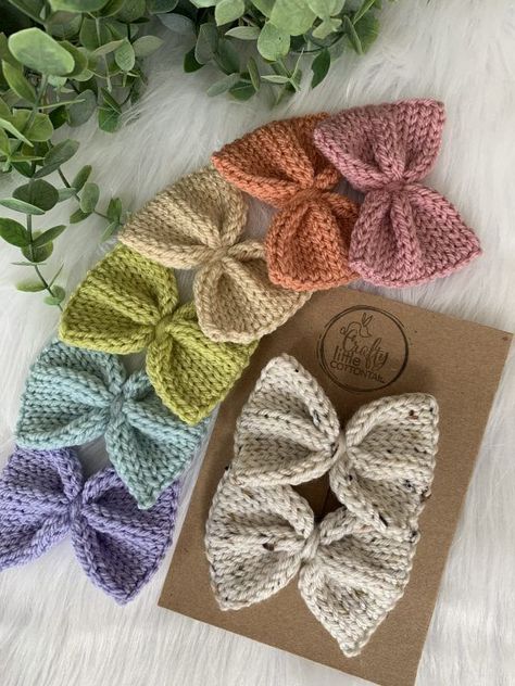 Crochet Hair Bows, Knitted Bow, Glove Pattern, Crochet Hair Clips, Crochet Gloves Pattern, Knitted Wire, Knitting Machine Patterns, Knit Ideas, Crochet Bows