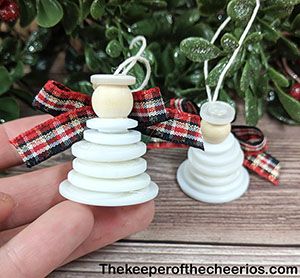 Button Angel Ornament - The Keeper of the Cheerios Button Ornaments Diy, Christmas Button Crafts, Angel Ornaments Diy, Diy Christmas Angel Ornaments, Artsy Crafts, Christmas Angel Crafts, Buttons Crafts, Button Ideas, Button Ornaments