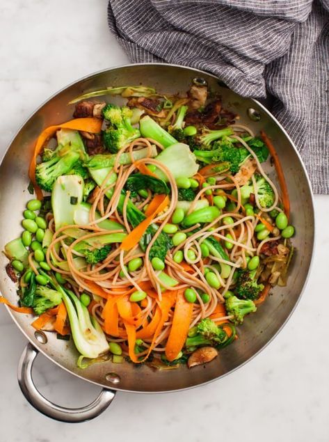 Bok Choy Stir Fry is a delicious and easy weeknight stir fry made with soba, carrots, edamame, shiitakes, broccoli, bok choy, and a light sauce. Vegan and gluten-free. | Love and Lemons #stirfry #weeknightdinner #healthyrecipes Sesame Broccoli, Resep Vegan, Sunday Cooking, Food Sensitivity, Vegetarian Mains, Stir Fry Ingredients, Stir Fry Recipe, Snow Peas, Frozen Veggies