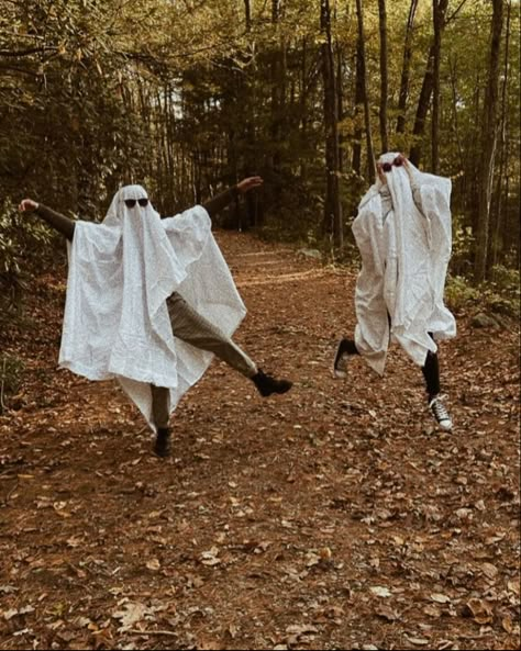 Funny Ghost Pictures With Friends, Ghost Blanket Photoshoot, Blanket Ghost Photoshoot, Pumpkin Patch Ghost Photoshoot, Ghost Friend Pictures, Funny Halloween Photos, Ghost Photoshoot Ideas Kids, Best Ghoul Friends Photoshoot, Silly Ghost Photoshoot