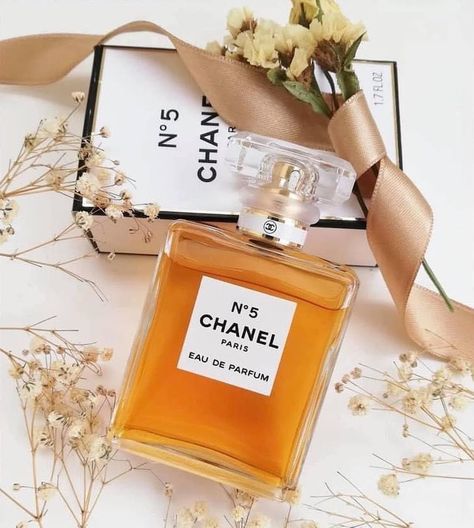 My French Country Home Magazine » 5 Classic French Perfumes Chanel Number 5, Chanel N 5, Perfume Chanel, Chanel No5, Estee Lauder Beautiful, Best Perfume For Men, Chanel Fragrance, Parfum Chanel, Chanel Iman