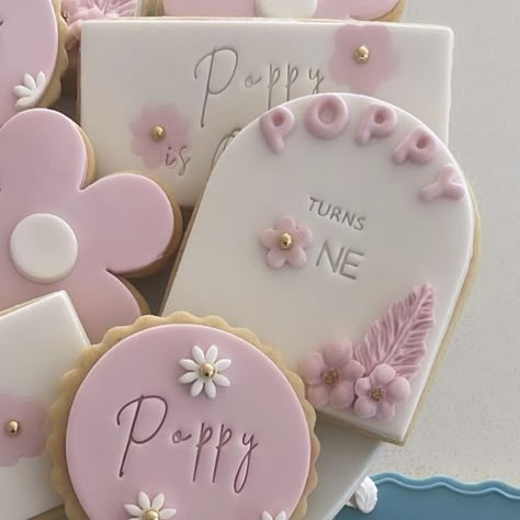 Baby Biscuits, Fondant Cake Tutorial, Pie Bakery, Happy Birthday Cookie, Cookies Decoradas, Royal Iced Cookies, Baby Shower Treats, Iced Biscuits, Fondant Cookies