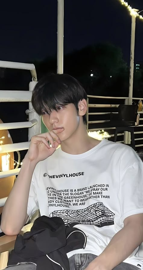 txt soobin Soobin Full Body Photo, Choi Soobin Boyfriend Material, Txt Soobin Boyfriend Material, Soobin Outfit, Soobin Pictures, Soobin Txt Wallpaper, Soobin Bf Material, Soobin Boyfriend Material, Soobin Boyfriend