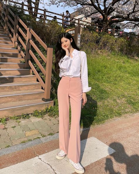 Ootd Campus, Feminine Fits, Buisness Casual Women, Pink Pants Outfit, Soft Feminine Outfits, Korean Pants, Neat Casual Outfits, Smart Casual Women, Casual Work Outfits Women