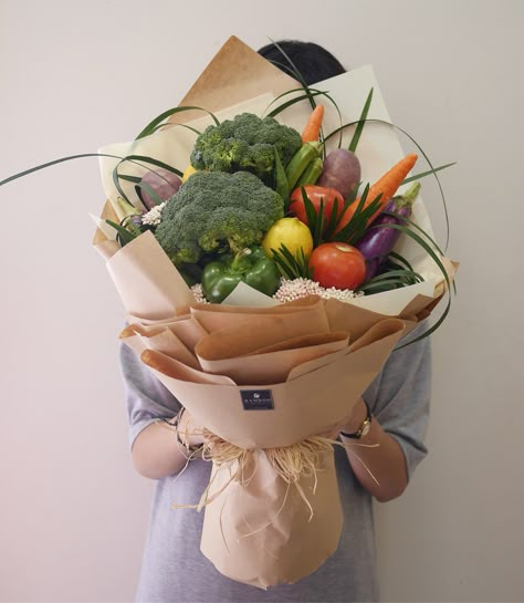 Vegetable Flower Bouquet, Bouquet Of Vegetables, Vegetables Bouquet Ideas, Fruit Flower Bouquet, Broccoli Bouquet, Bouquet Vegetable, Vegetables Bouquet, Salad Bouquet, Veggie Bouquet