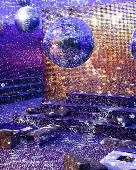 Galaxy Event, Glitter Explosion, Space Disco, Dj Event, Disco Decorations, Disco 70s, Prom Themes, Disco Glam, Bar Outdoor