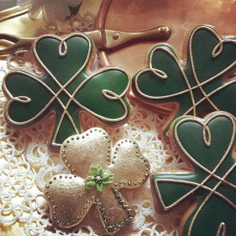 Explore teripringlewood's photos on Flickr. teripringlewood has uploaded 69 photos to Flickr. Irish Cookies, Shamrock Cookies, St Patrick's Day Cookies, Gingerbread Cookies Decorated, St Patrick Day Treats, Keepsake Gifts, Spring Cookies, Sugar Cookie Designs, Pretty Cookies