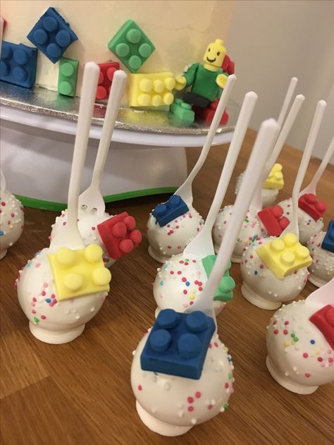 Lego cake pops Lego Cake Pops Ideas, Roblox Cakepops, Lego Cakepops, Lego Themed Cake, Lego Cake Pops, Lego Friends Birthday, Cake Pops Recipe, Lego Birthday Cake, Lego Theme