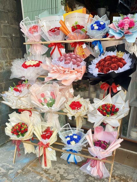 Floral Vendor Booth Ideas, Flower Pop Up Shop, Florist Business Plan, Floral Bedroom Decor, Candy Bouquet Diy, Diy Floral Decor, Diy Bouquet Wrap, Ribbon Flower Tutorial, Fancy Flowers