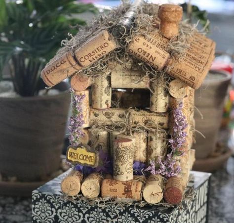 Cork Birdhouse, Wine Cork Birdhouse, Wine Cork Christmas Tree, Cork Christmas Trees, Recycled Wine Corks, Unique Bird Houses, Cork Art, Wine Cork Crafts, Bird Houses Diy