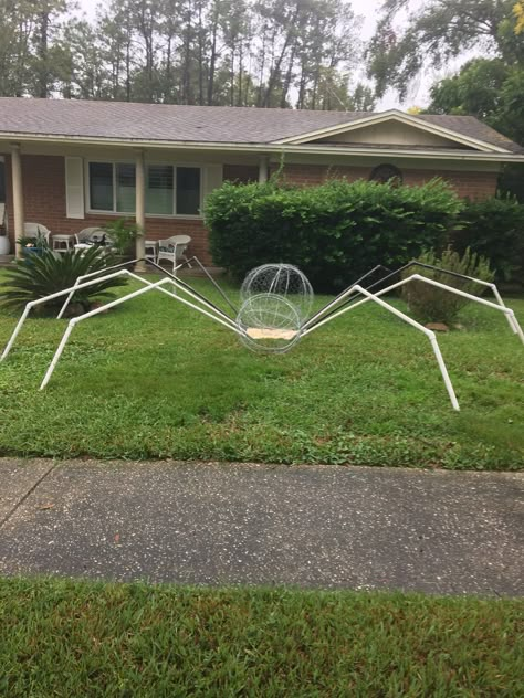 Diy Spiderweb Decoration Outdoor, Spider Web Tunnel Diy, Diy Huge Spider, Spider Tunnel Halloween, Spider Halloween Decorations, Diy Halloween Spider, Thanksgiving Wood Crafts, Wire Animals, Deco Halloween