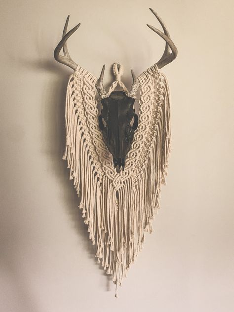 Antler Home Decor Ideas, Macrame Antler Diy, Deer Skull Macrame, Macrame On Antlers, Macrame Deer Antlers, Macrame Antlers Wall Hangings, Goth Macrame, Deer Skull Mount Ideas, How To Macrame For Beginners