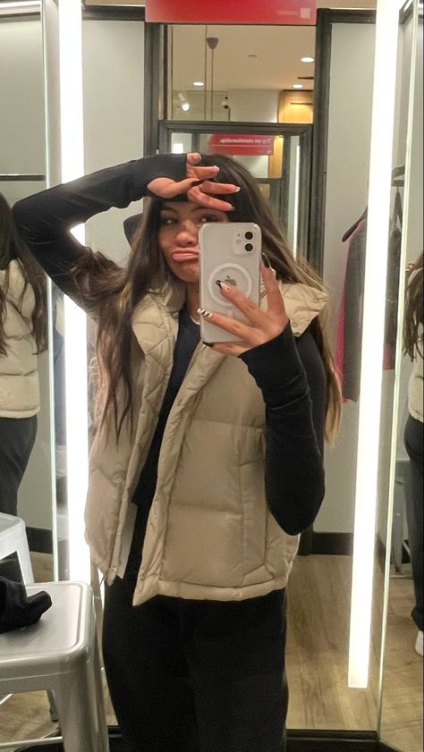 Beige Body Warmer Outfit, Outfit Air Force One, Outfit Black Sweatpants, Beige Puffer Vest Outfit, Comfy Girl Aesthetic, North Face Vest Outfit, Beige Vest Outfit, Cream Vest Outfit, Beige Puffer Vest