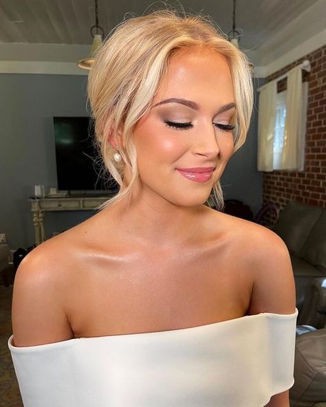 Neutral Soft Glam Makeup Wedding, Simple Wedding Glam, Wedding Makeup Elegant, Soft Bridal Glam Blue Eyes, Wedding Bride Makeup Blue Eyes, Air Brush Makeup Wedding Natural, Bridesmaid Makeup Freckles, Wedding Makeup With Freckles, Natural Glowy Bridal Makeup Blue Eyes