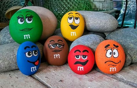 Paint large rocks/stones for quick & easy visibility in your yard. Painting Ideas Stone Art, Aesthetic Rock, Stone Paintings, Stone Paint, Garden Rock Art, Rock Painting Tutorial, Diy Rock Art, Painted Rock Animals, Painted Rocks Kids